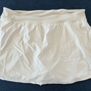 Set of 2 Old Navy Activewear Skorts—cream & black